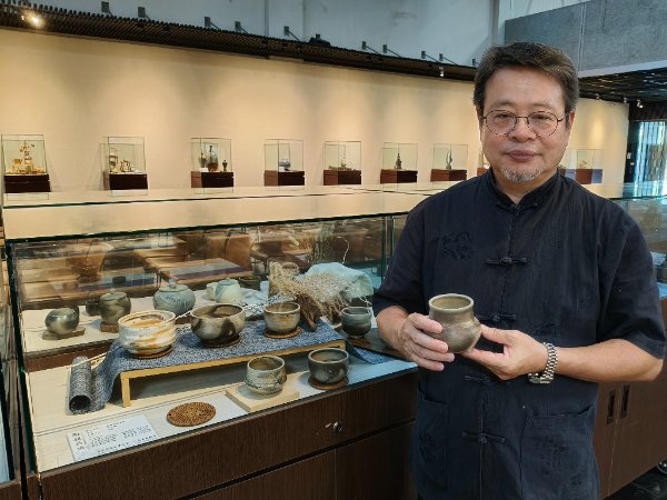 柴燒陶藝 ‧ 因藝成器——專訪台灣無釉柴燒陶藝家 何文勝