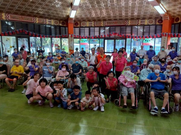 雙福基金會敬老關懷 歌聲感動佳里榮家住民
