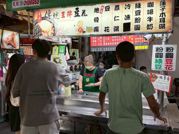 高雄六合夜市數位轉型現正發酵中！青年作品曝光夜市人情味，引發網路熱點關注